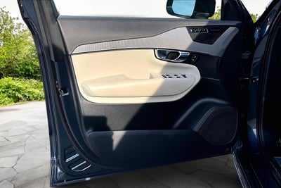 2022 Volvo XC90 Recharge Plug-In Hybrid R-Design