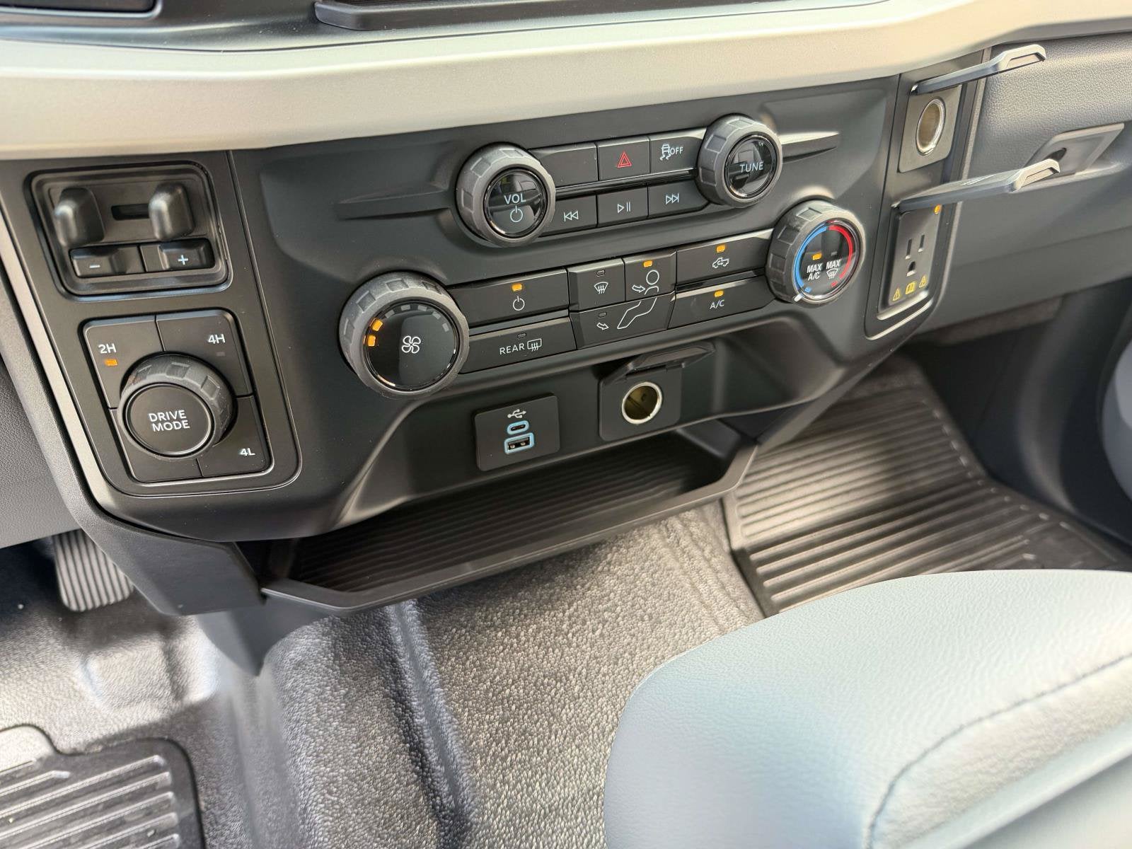 2027 Ford Super Duty F-350 DRW XL