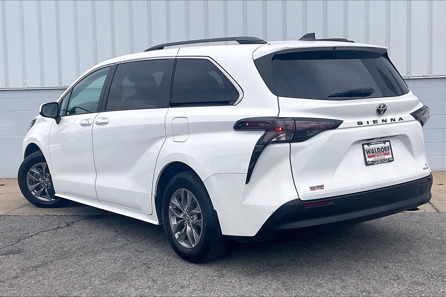 2023 Toyota Sienna LE