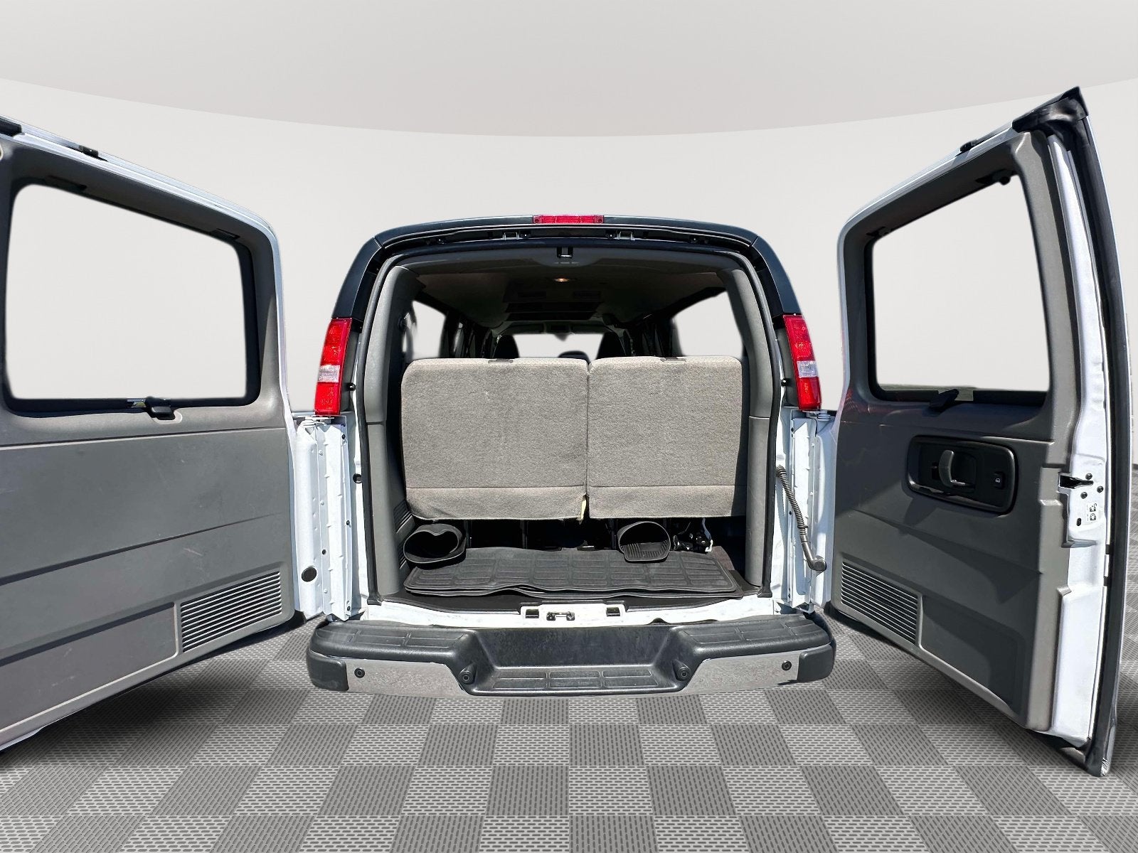 2025 Chevrolet Express Passenger 1LT